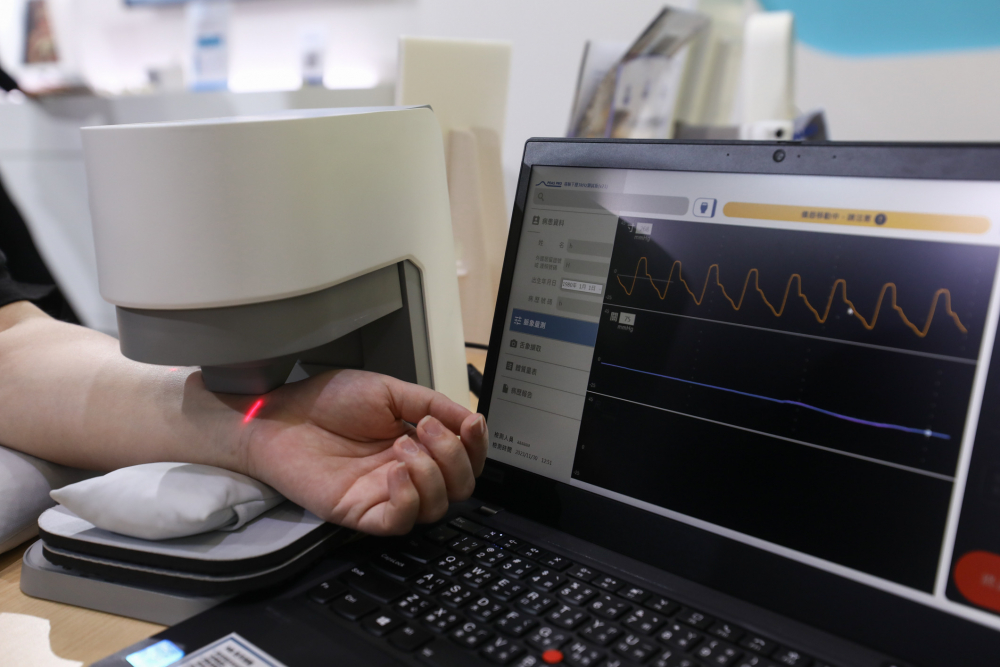 哈希游戏耘康脈象檢測系統透過電腦精準控制升降系統，還原中醫師三指把脈過程的舉、按、尋手法，將脈象感受轉化成數據，未來可結合大數據分析，實現智慧醫療及準確性